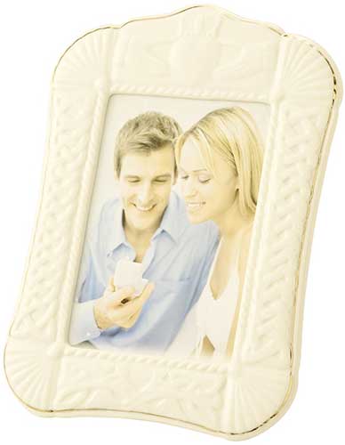 https://theirishgifthouse.com/contents/media/l_belleek-picture-frame-claddagh_20190915155950.jpg